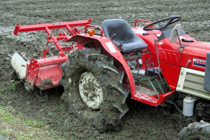 トラクターで畑を耕すと波打ったようになっちゃう Agricultural Machine