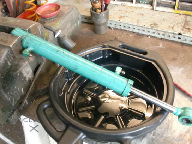 コンバインの油圧シリンダー オイル漏れの修理について | Agricultural Machine